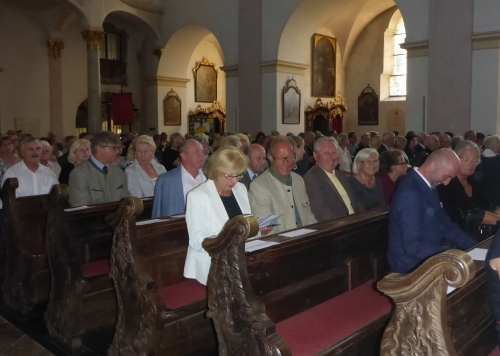 Clubmitglieder in der Kirche