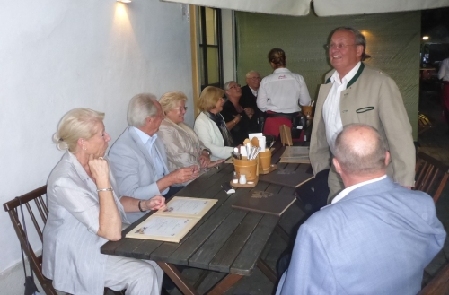 Gemütliches Beisammensein im Gastgarten